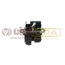 замок двери багажника