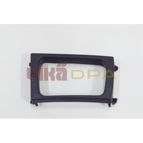 рамка противотуманной фары левая