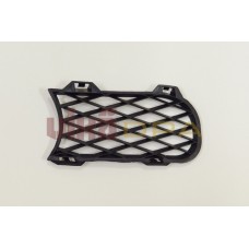 решетка противотуманной фары правая